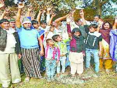 protest against for not removimg the High tension wires